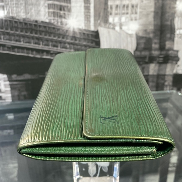 Authentic Rare Louis Vuitton Epi Leather Sarah Wallet - Picture 16 of 16